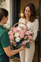 Aranjament Floral Premium cu Chrysanthemum și Trandafiri Albe și Roz – imaginea 2