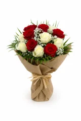 Buchet trandafiri rosii si albi cu gypsophila – imaginea 1