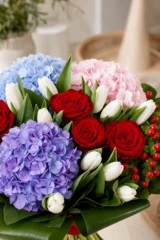 Buchet hortensii, trandafiri, lalele – imaginea 3