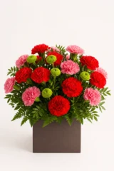 Cutie florală cu garoafe roșii, garoafe roz și crizanteme verzi – imaginea 1
