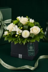 Aranjament Floral în Cutie cu Chrysanthemum și Frezii Verzi și Albe – imaginea 3