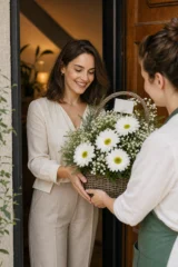 Aranjament Floral Premium cu Chrysanthemum și Gypsophila Albe – imaginea 2