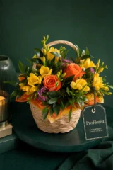 Aranjament Floral cu Frezii și Trandafiri Galbene și Portocalii – imaginea 3