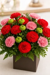 Cutie florală cu garoafe roșii, garoafe roz și crizanteme verzi – imaginea 3