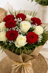 Buchet trandafiri rosii si albi cu gypsophila – imaginea 3