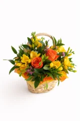 Aranjament Floral cu Frezii și Trandafiri Galbene și Portocalii – imaginea 1