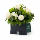 Aranjament Floral în Cutie cu Chrysanthemum și Frezii Verzi și Albe – imaginea 1