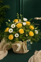 Aranjament Floral Premium cu Lisianthus și Trandafiri Albe și Galbene – imaginea 3