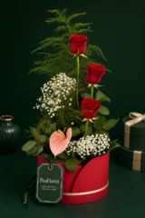 Aranjament Floral în Cutie cu Gypsophila și Trandafiri Roșii – imaginea 3