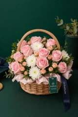 Aranjament Floral Premium cu Chrysanthemum și Trandafiri Albe și Roz – imaginea 3