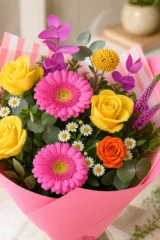 Buchet colorat si fresh mix floral vesel – imaginea 3