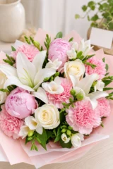 Buchet roz parfumat cu bujori, frezii, crini – imaginea 3