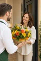 Aranjament Floral cu Frezii și Trandafiri Galbene și Portocalii – imaginea 2