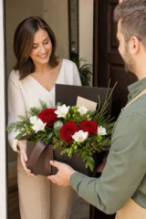 Buchet Premium cu Frezii și Trandafiri Albe și Roșii – imaginea 2