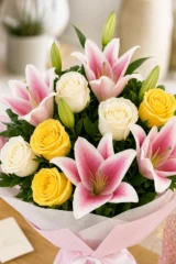 Buchet trandafiri albi, galbeni si crini roz – imaginea 3