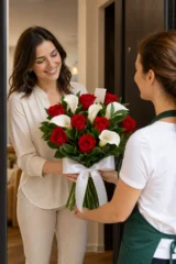 Buchet trandafiri rosii si cale albe – imaginea 2