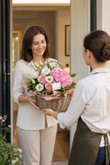 Aranjament Floral Premium cu Lisianthus și Hortensie Albe și Roz – imaginea 2