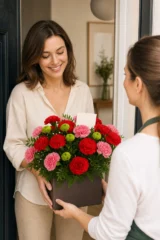 Cutie florală cu garoafe roșii, garoafe roz și crizanteme verzi – imaginea 2